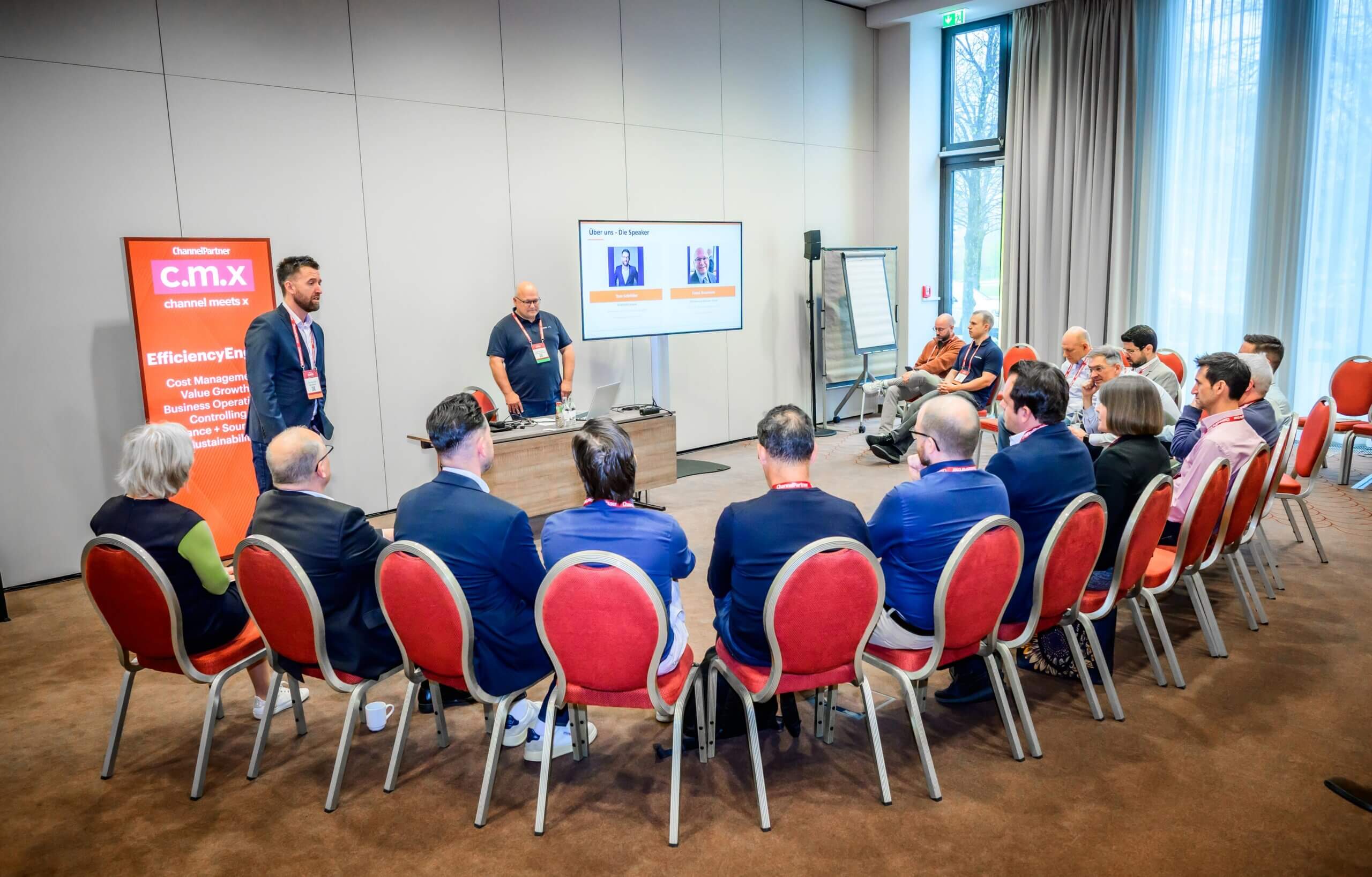 Tom Schröder, VP Sales bei NEXOWARE, und Frank Neumann, Geschäftsführer der EDV Beratung Neumann, schilderten beim c.m.x – channel meets x, wie ein IT-Systemhaus den Schritt vom Ticket-basierten Arbeiten hin zu mehr Automatisierung und einer neuen Plattform-Logik meisterte.